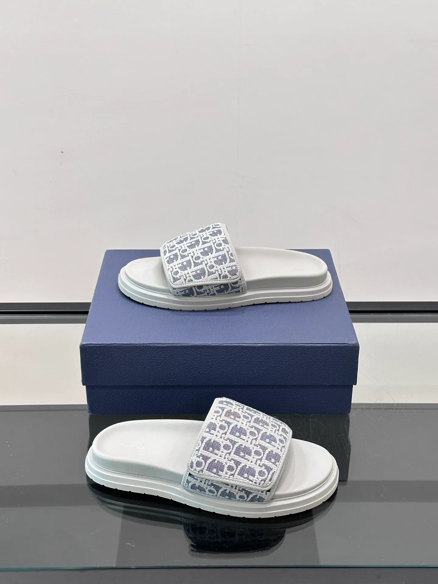 Factory price: 280💰𝐂𝐡𝐫𝐢𝐬𝐭𝐢𝐚𝐧 𝐃𝐢𝐨𝐫 Dior's latest popular sandals, classic upgraded Velcro sandals, original replicas, super durable and versatile, very comfortable on the feet, slimming and white, original cowhide leather upper, sheepskin lining Original d hardware buckle Original molded T men's shoes 💰U outsole Size: 38-44 (.45.46 customized)